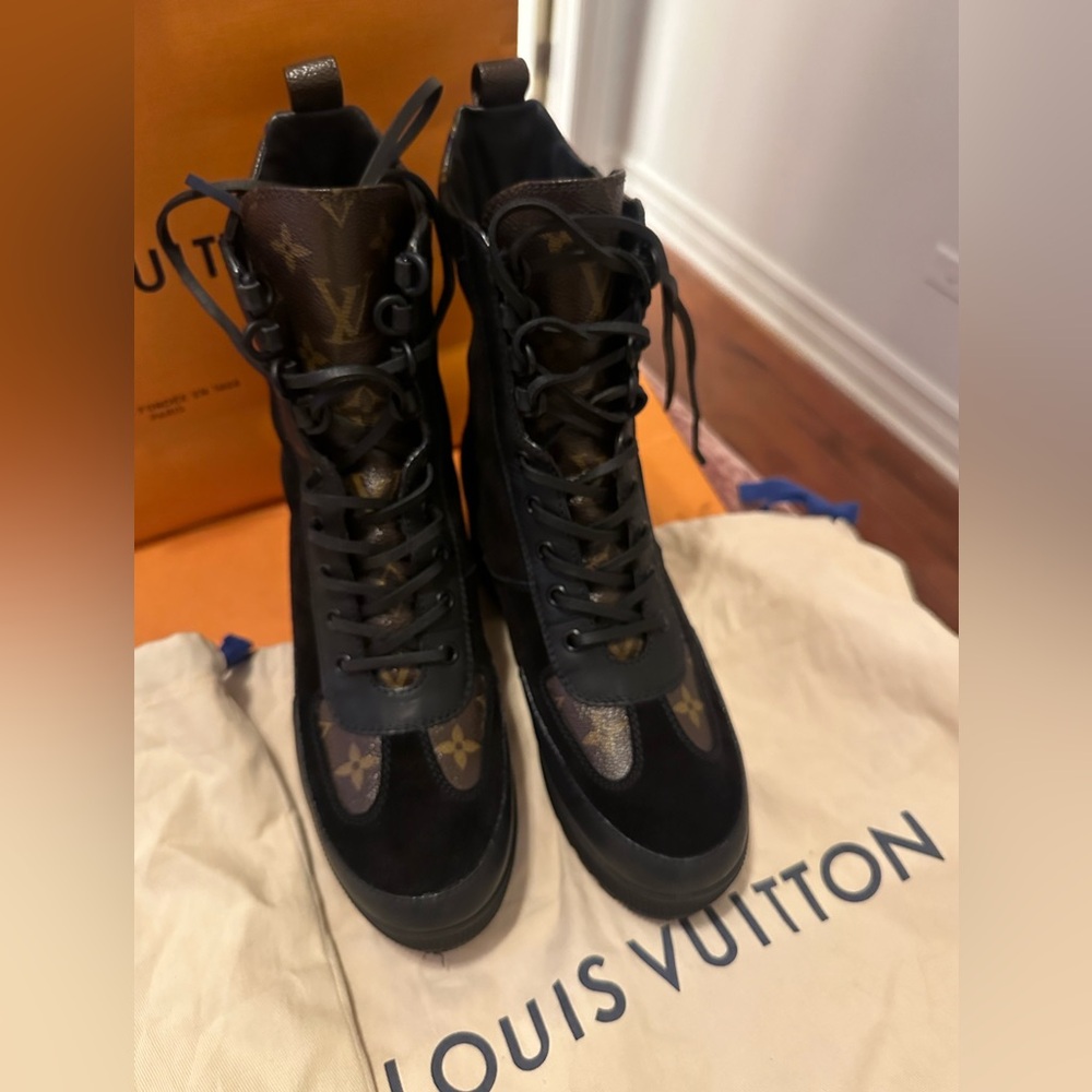 100% Authentic Laureate Platform Desert LV Boot. Worn once for a couple of hours